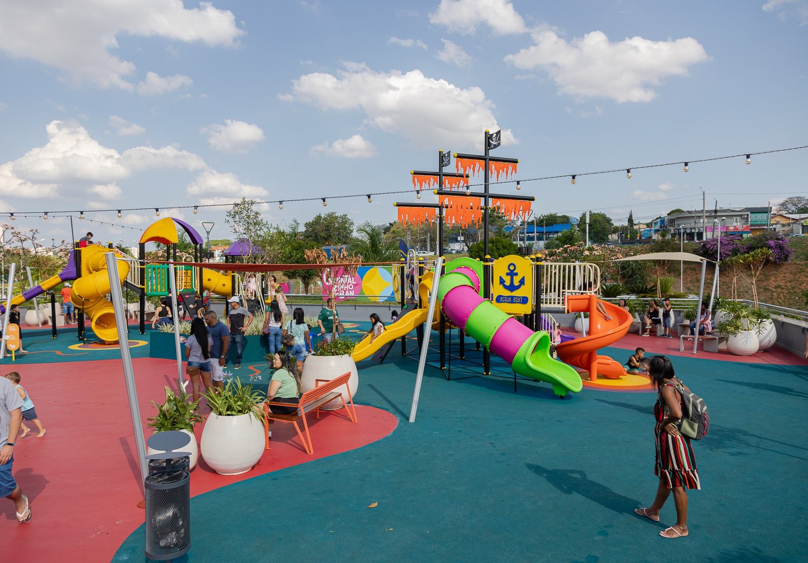 Cores e diversão no ar Shopping Parque das Bandeiras prepara programação especial de férias 