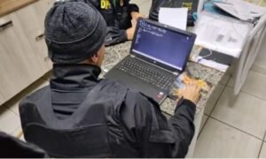 Na ação, desenvolvida no âmbito da Delegacia de Polícia Federal em Piracicaba, os policiais federais cumpriram três mandados de busca e apreensão nos municípios de Capivari e Rafard, mandados estes expedidos pela Justiça Federal de Piracicaba.