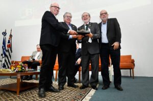 Reitor da PUC-Campinas recebe Prêmio IAC 2024 na categoria personalidade do ensino