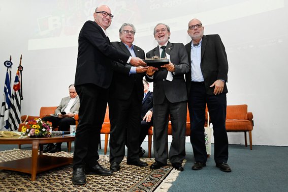 Reitor da PUC-Campinas recebe Prêmio IAC 2024 na categoria personalidade do ensino