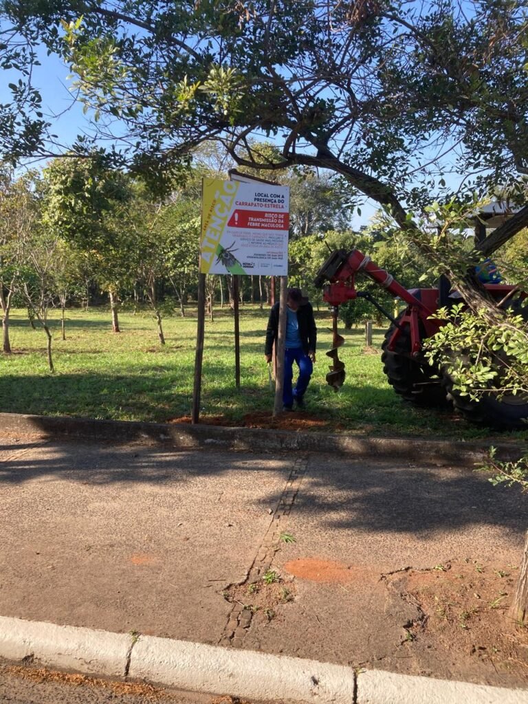 Zoonoses de Nova Odessa instala placas de alerta em áreas de risco para carrapato-estrela