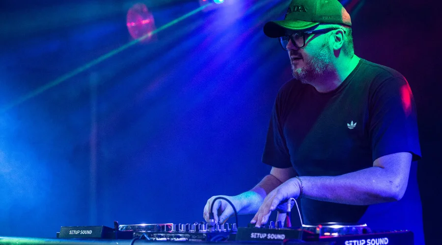 Rio Branco recebe festa flashback dos anos 90 com discotecagem de DJ Ganso