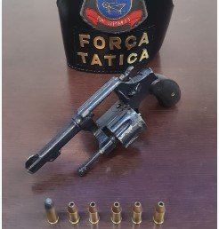 Após ameaças, acusado deixou a arma na casa de um conhecido.