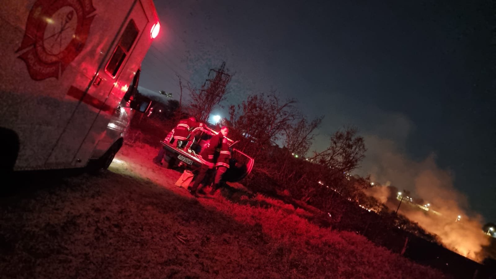 Bombeiros, Defesa Civil, voluntários e brigadistas combatem queimada em área de 80 mil metros em Nova Odessa