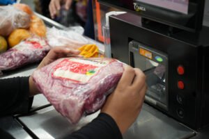 Reforçando seu compromisso nas áreas em que atua, a Rede de Supermercados Pague Menos está comprometida em gerar oportunidades de emprego e fortalecer a economia. Nesse mês de setembro, realiza mutirões de empregabilidade nas cidades de Paulínia, Americana, Campinas e Valinhos, oferecendo diversas vagas para quem busca novas chances no mercado de trabalho. Venha participar e aproveite a oportunidade de fazer parte de uma empresa que valoriza o desenvolvimento profissional e o crescimento da comunidade. A primeira ação será nesta sexta-feira, dia 13 de setembro, das 9 às 16 horas, na loja da avenida José Paulino, em Paulínia, para as vagas: AÇOUGUE, FRENTE DE CAIXA, FRIOS E LATICÍNIOS, FUNDO DE LOJA, HORTIFRÚTI, MEIO DE LOJA, PADARIA, PREVENÇÃO DE PERDAS E ROTISSSERIE. Simultaneamente, na unidade São Domingos, em Americana, para as lojas nas cidades de Americana e Santa Bárbara d’Oeste. Os cargos são para os setores: AÇOUGUE, FRENTE DE CAIXA, FRIOS E LATICÍNIOS, FUNDO DE LOJA, HORTIFRÚTI, MEIO DE LOJA, PADARIA, PREVENÇÃO DE PERDAS, ROTISSSERIE e também para o CENTRO DE DISTRIBUIÇÃO e o ENTREPOSTO DE CARNES. Já no dia 16 de setembro, segunda-feira, na loja do Parque Prado, em Campinas, localizada na avenida Baden Powell, número 2026, das 9 às 15 horas, haverá ação para os interessados em trabalhar em uma das áreas: AÇOUGUE, FRENTE DE CAIXA, FRIOS E LATICÍNIOS, FUNDO DE LOJA, HORTIFRÚTI, MEIO DE LOJA, PADARIA E ROTISSSERIE. No dia 24 de setembro, terça-feira, das 8h30 às 10h30 a ação será na Unidade II da Casa da Criança e do Adolescente, localizada na rua Wilson Roberto Solinski, número 131, no Jardim Jurema, em Valinhos. As vagas para as áreas de: AÇOUGUE, FRENTE DE CAIXA, FRIOS E LATICÍNIOS, FUNDO DE LOJA, HORTIFRÚTI, MEIO DE LOJA, PADARIA, PREVENÇÃO DE PERDAS E ROTISSSERIE. OS cargos são para a unidade do município valinhense. Em todas as ações é necessário levar a Carteira de Trabalho (digital ou impressa), a Carteira de Identidade (RG) e o CPF (Cadastro de Pessoa Física). Caso seja Pessoa com Deficiência (PCD), também é necessário levar um laudo médico atualizado. Ainda, a Rede de Supermercados Pague Menos está prestes a inaugurar sua Central de Panificação, na cidade de Nova Odessa. Pensada para abastecer todas as 36 lojas, o projeto faz parte do audacioso plano de expansão, e acontecerá em fases, com previsão para início em novembro de 2024 e conclusão prevista para fevereiro de 2025. Há vagas para interessados em fazer parte do time: Inspetor de Controle de Qualidade; Padeiro; Cozinheiro; Confeiteiro; Estoquista e Operador de Produção. Para os cargos da Central de Panificação é necessário realizar inscrição através do site https://superpaguemenos.pandape.infojobs.com.br As ações de emprego são uma excelente oportunidade para conectar candidatos e empresas, criando um ambiente propício para explorar novas possibilidades. Para os candidatos, é o momento ideal de dar um salto na carreira; para as empresas é a chance de descobrir talentos de alto potencial. A Rede de Supermercados Pague Menos reforça seu compromisso com a empregabilidade, divulgando constantemente oportunidades em suas unidades no site oficial, https://superpaguemenos.pandape.infojobs.com.br , e no LinkedIn linkedin.com/company/paguemenos. Fique atento e venha fazer parte de uma equipe que valoriza o talento e o crescimento profissional!