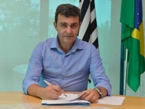 Ele foi condenado em ação civil pública por envolvimento em um esquema de corrupção que envolveu contratos fraudulentos entre a prefeitura, a autarquia SAAE (Serviço Autônomo de Água e Esgotos) e três empresas.