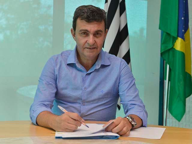 Ele foi condenado em ação civil pública por envolvimento em um esquema de corrupção que envolveu contratos fraudulentos entre a prefeitura, a autarquia SAAE (Serviço Autônomo de Água e Esgotos) e três empresas.