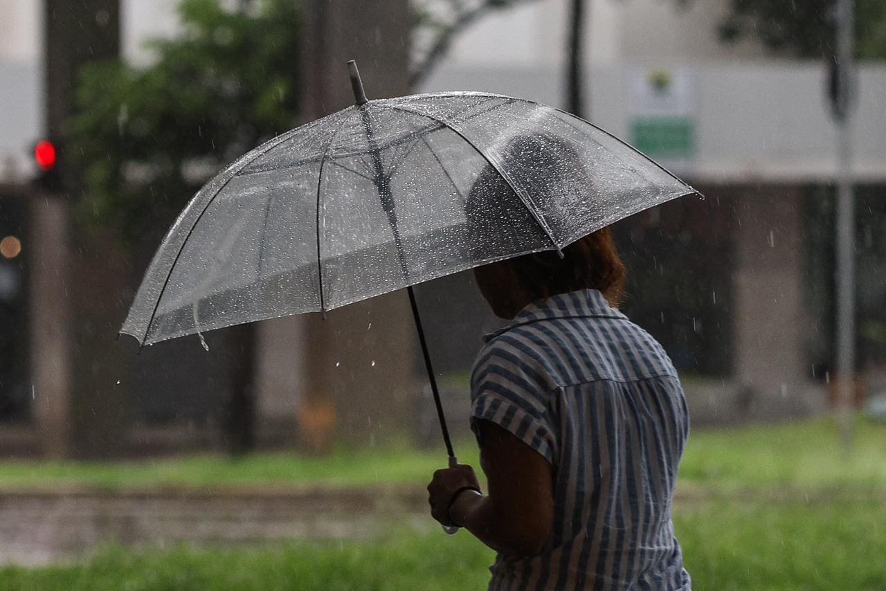 A nova estação chega trazendo uma mescla de calor e instabilidade na RMC, características típicas do início da primavera, quando o contraste entre massas de ar quente e frio costuma gerar condições favoráveis a pancadas de chuva e aumento da nebulosidade. Enquanto isso, os moradores devem se preparar para enfrentar o calor intenso, com atenção à hidratação e cuidados com a exposição prolongada ao sol.