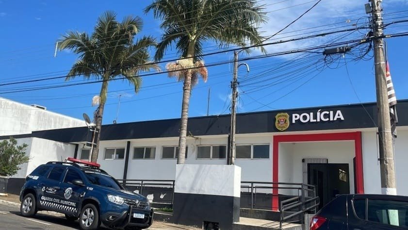 Na delegacia, foi concluído que a menor de idade agiu em legítima defesa e foi entregue a um familiar. A faca utilizada no crime foi apreendida. O caso foi registrado como ato infracional de homicídio na delegacia da cidade.
