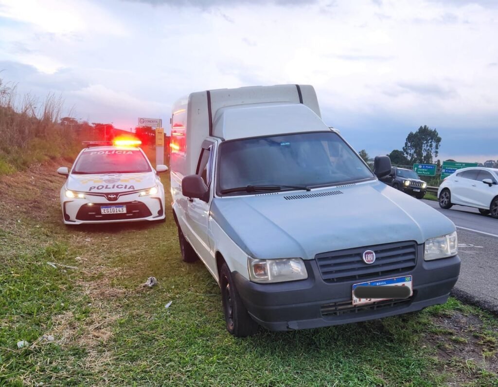 Ao fazer a abordagem do motorista, os policiais verificaram que o veículo possuía um histórico de 108 multas de trânsito, sendo 104 delas por evasão de pedágio, totalizando uma dívida acumulada de R$ 22.523,42. Além disso, foi constatado que o licenciamento estava vencido.