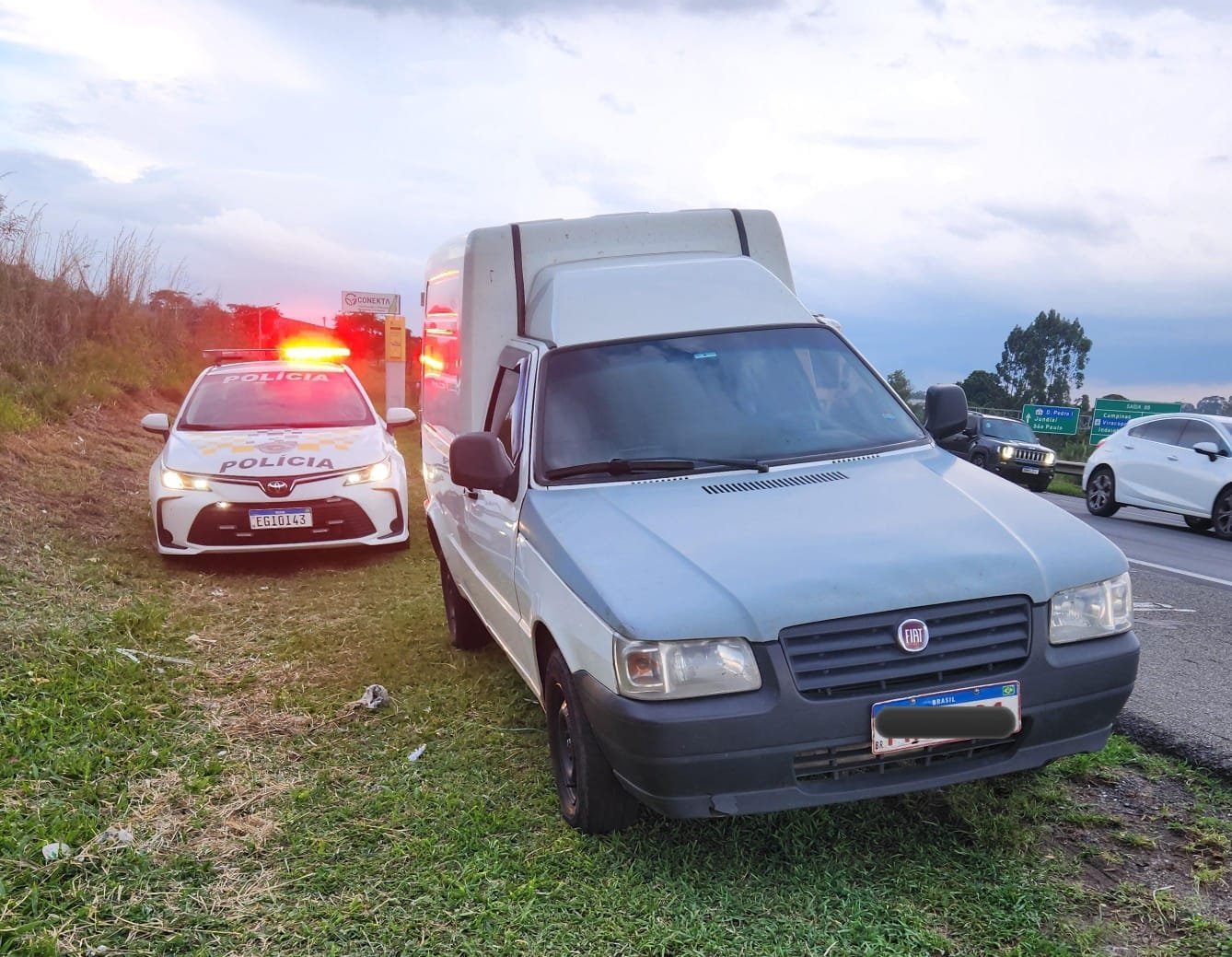 Ao fazer a abordagem do motorista, os policiais verificaram que o veículo possuía um histórico de 108 multas de trânsito, sendo 104 delas por evasão de pedágio, totalizando uma dívida acumulada de R$ 22.523,42. Além disso, foi constatado que o licenciamento estava vencido.