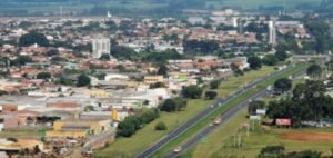 Homem em cadeira de rodas é baleado em frente à sua residência em Leme