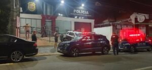 Informações de populares indicam que motociclistas também fizeram a distribuição do material na cidade desde o final da noite de sábado. A ocorrência de provável crime eleitoral está sendo apresentada neste momento (3h40) na Delegacia do Município, na rua Rio Branco, no Centro.