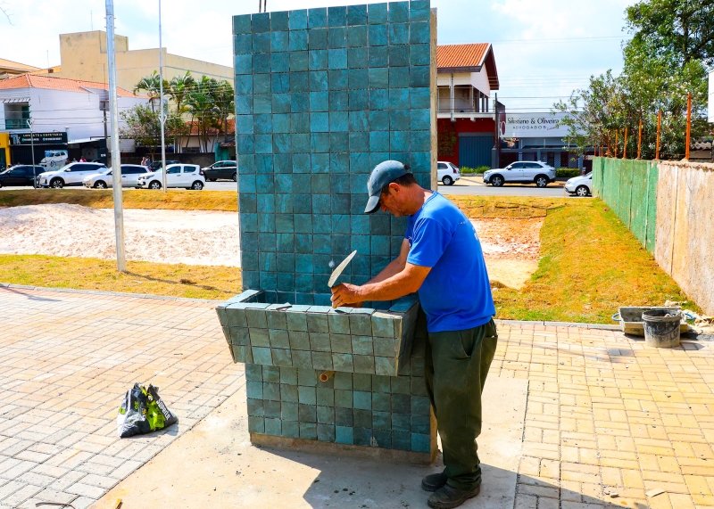 Obra da Praça “Angelo Benith”, em frente à Paróquia Imaculada Conceição, entra na reta final