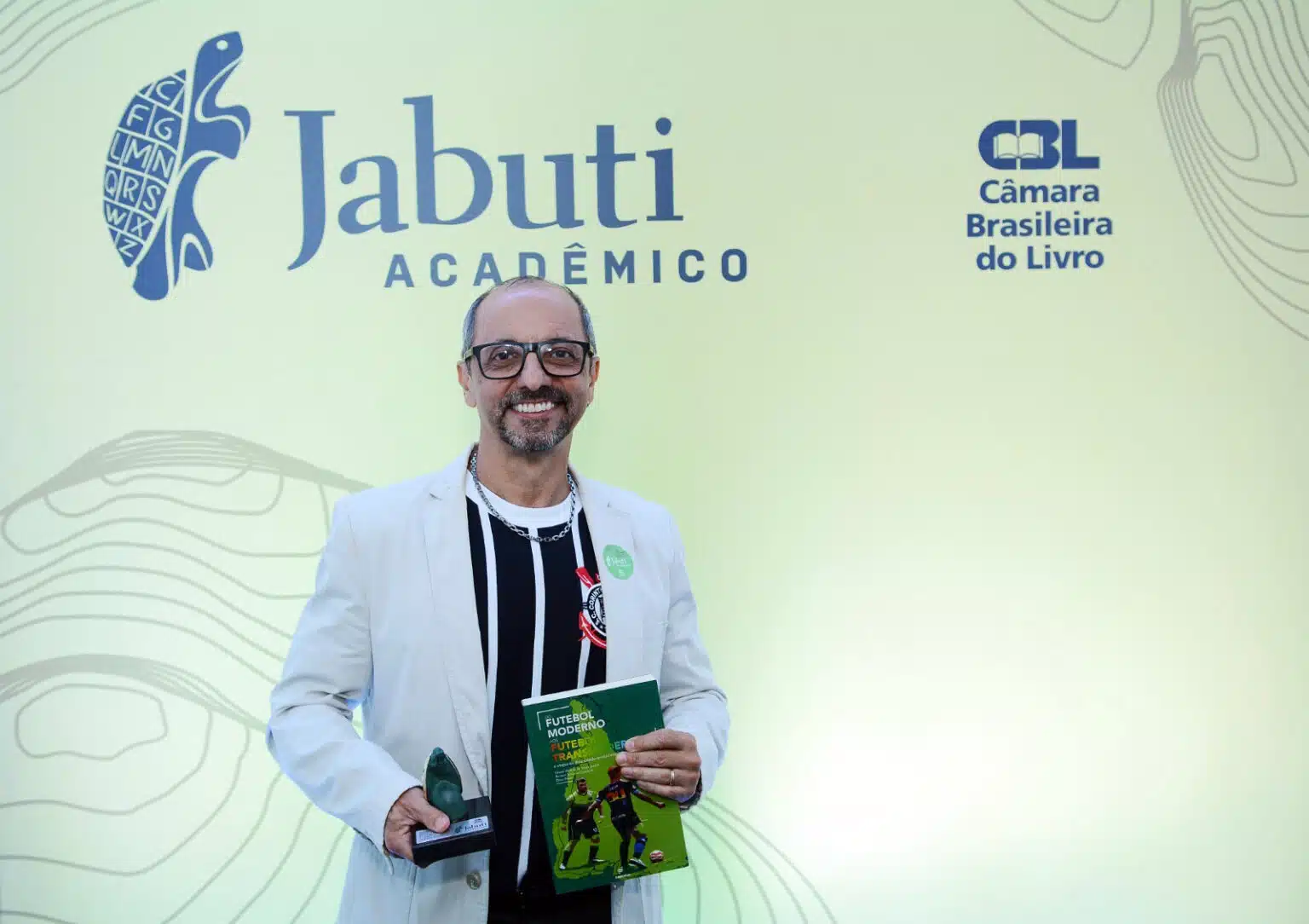Professor rio-clarense conquista 1º Prêmio Jabuti Acadêmico