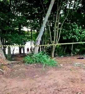 Um grupo de ao menos oito adolescentes, moradores do Jardim Amanda, estavam no local e começaram a procurar pelo rapaz, mas ele afundou e não houve condições de socorrê-lo.