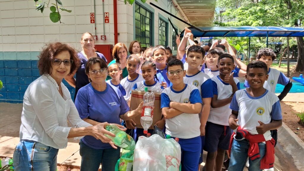 Podem ser doados vasilhames de tamanhos variados, porém, segundo os organizadores, os mais utilizados para a decoração natalina são os de 1,5 ou 2 litros.