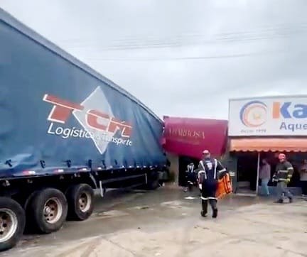 Vídeos registrados por pessoas no local, após o acidente, mostram que a carreta bateu em um carro que estava estacionado e atravessou a entrada do imóvel, que ficou destruído.