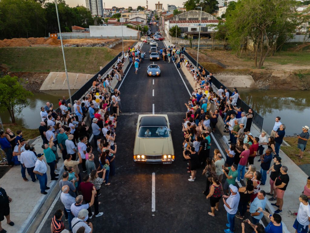 Capivari ganha nova ponte em cerimônia com carros antigos de colecionadores