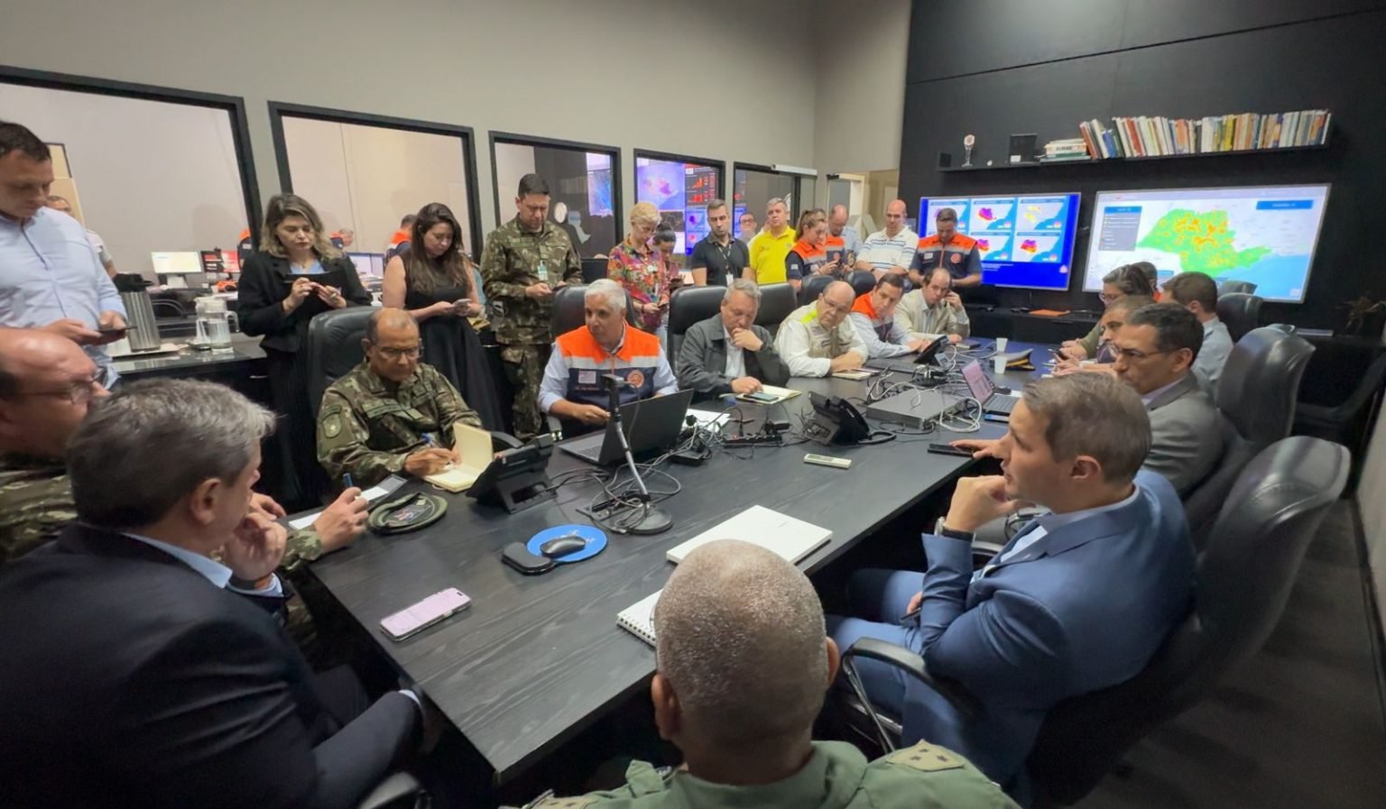 A Defesa Civil destaca atenção especial para as regiões de Bauru e Araraquara, pois os níveis serão ainda mais elevados. Essas chuvas poderão vir acompanhadas de raios, rajadas de vento e possibilidade de granizo.