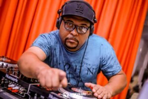 O Afro Connect terá aulas de dança, música black, desfile de moda sustentável e stands de brechós e roupas africanas. Nesta segunda edição, haverá apresentação dos DJs Katatau e Alex Black, de São Paulo, e dos locais GG, Rock Jay e Dukalifa.