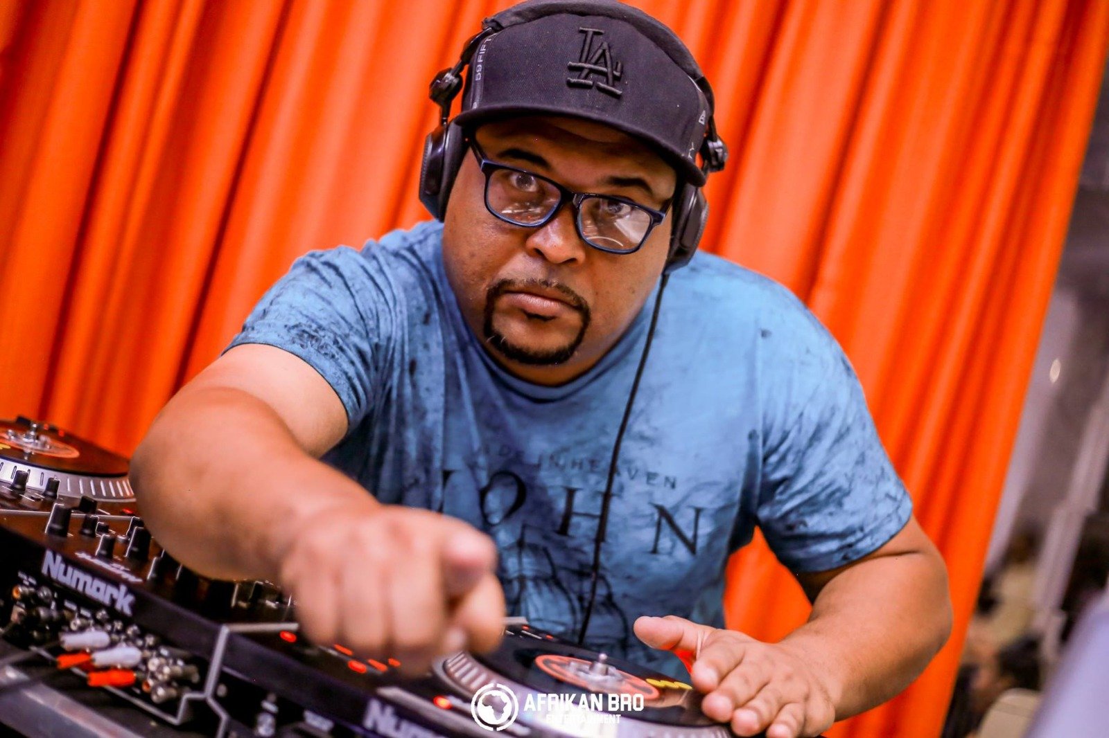 O Afro Connect terá aulas de dança, música black, desfile de moda sustentável e stands de brechós e roupas africanas. Nesta segunda edição, haverá apresentação dos DJs Katatau e Alex Black, de São Paulo, e dos locais GG, Rock Jay e Dukalifa.