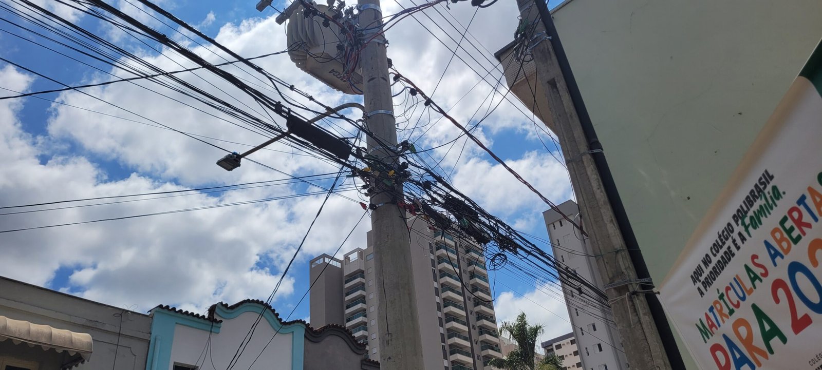SemGov e Semozel conversaram com representantes da CPFL e de empresas de telefonia para que os fios excedentes sejam recolhidos e os instalados sejam devidamente identificados.