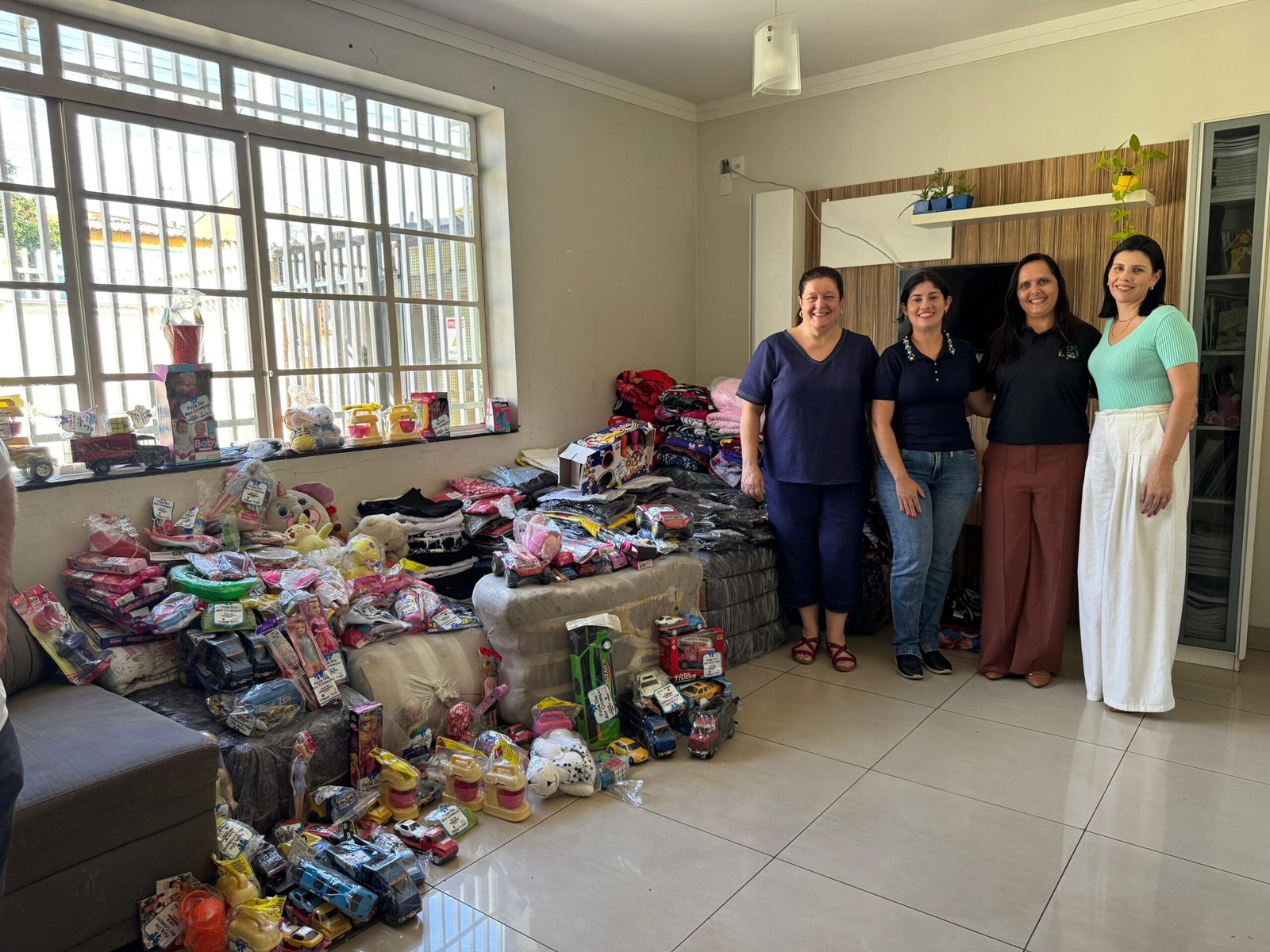 A presidente do Fundo Social de Solidariedade de Sumaré Mara Dalben visitou nesta semana a Casa de Passagem Resgatar, Caluz, Petalozzi, Lar Batista e Sociedade Beneficente São Judas Tadeu, entidades parceiras da Prefeitura, para acompanhar os trabalhos e realizar a entrega de doações da população durante as campanhas contínuas do Agasalho e Brinquedos.