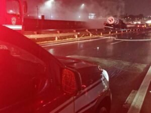 O incêndio começou nos pneus da carreta e, devido ao aumento da temperatura e à pressão interna do tanque, uma válvula de ruptura foi acionada, liberando vapor do ácido. O cavalo mecânico, desengatado pelo motorista, não foi atingido pelo fogo, preservando parte do veículo. Após a extinção das chamas, as equipes de emergência monitoraram o local até a conclusão do transporte da carga, permitindo a liberação.
