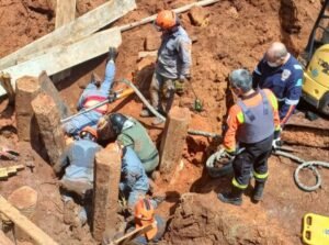 A vítima ficou presa no local após ser soterrada. Segundo a Polícia Militar, o homem estaria colocando uma estrutura de madeira na base da obra, quando o barranco cedeu. Ele tentou fugir, porém ficou entre a terra e vigas de concreto que estavam no local.