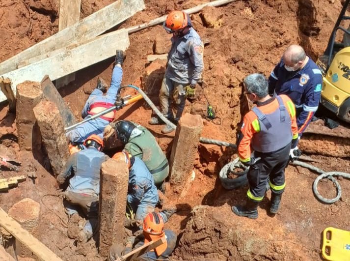 A vítima ficou presa no local após ser soterrada. Segundo a Polícia Militar, o homem estaria colocando uma estrutura de madeira na base da obra, quando o barranco cedeu. Ele tentou fugir, porém ficou entre a terra e vigas de concreto que estavam no local.