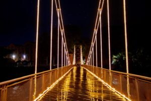 Decoração com luz de LED pode ser vista na passarela Pênsil, Elevador Turístico e Centro Cívico.