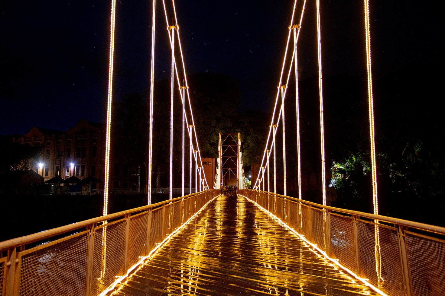 Decoração com luz de LED pode ser vista na passarela Pênsil, Elevador Turístico e Centro Cívico.