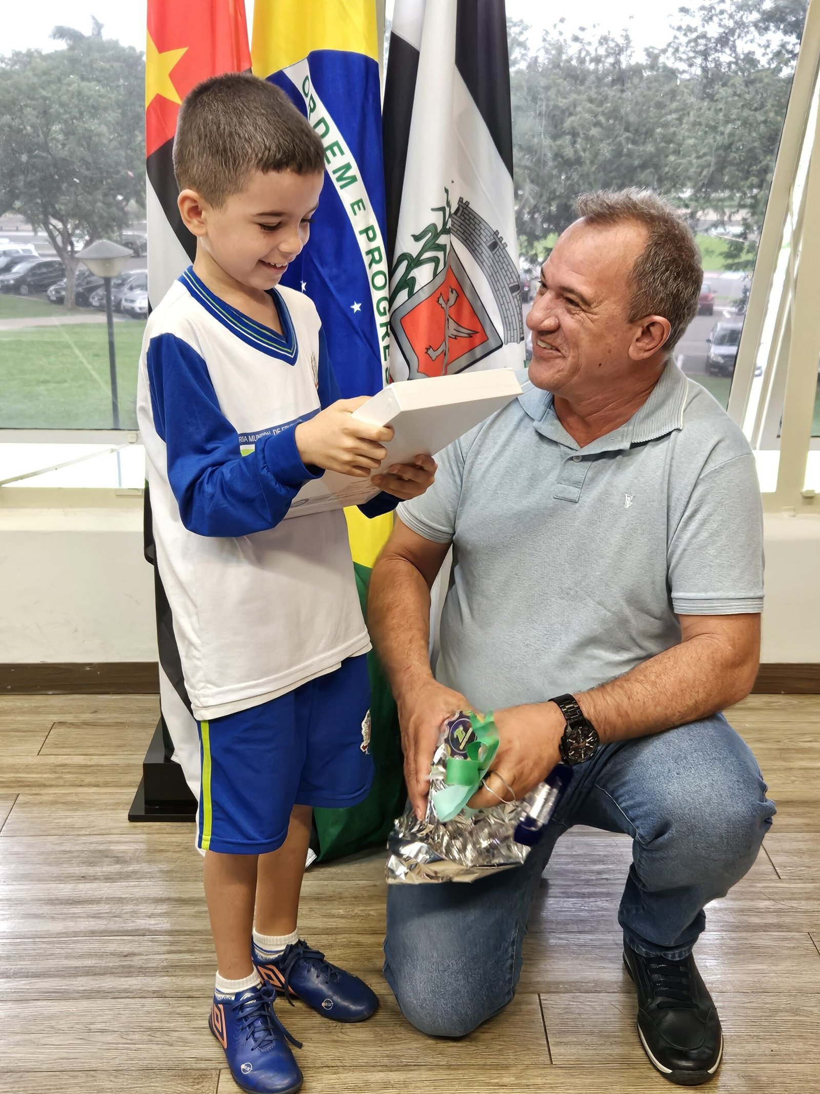 Davi, de apenas 8 anos, foi vice-campeão da modalidade “Basquete” e levou para casa um troféu e um tablet de 10 polegadas. A entrega dos prêmios foi realizada na manhã de sexta-feira (22/11), na presença do prefeito Cláudio Schooder (o Leitinho) e do secretário municipal de Educação, José Jorge Teixeira.