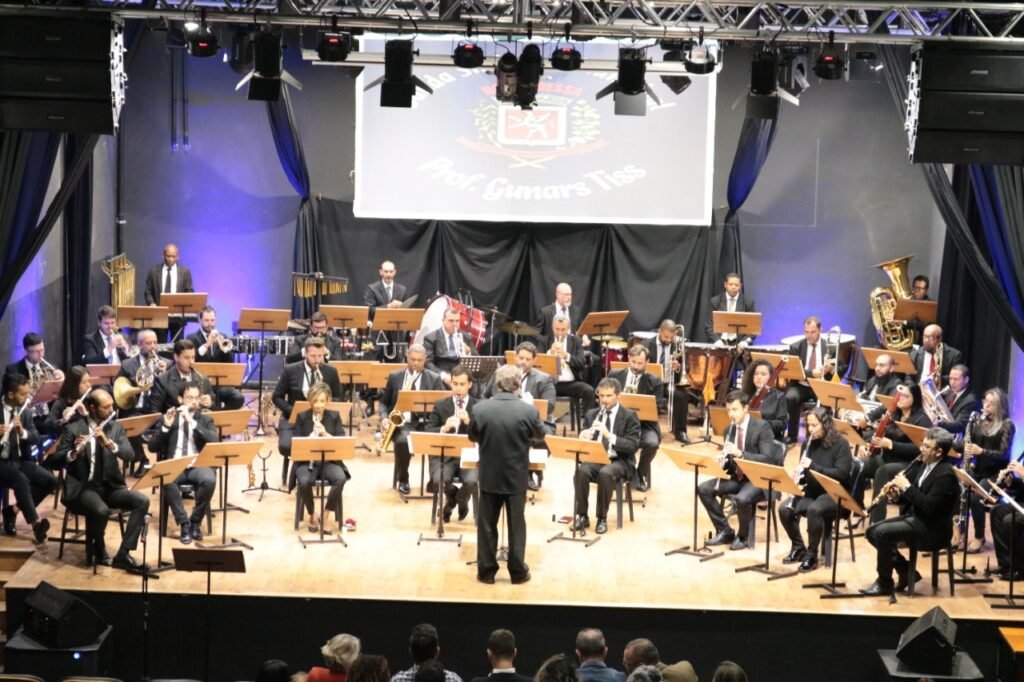Segundo o maestro Marco Almeira Jr, o repertório da noite será totalmente formado por música brasileira, "com arranjos e composições do nosso convidado, o Ademir Júnior".