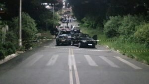 Após os disparos cessarem, o guarda municipal José Prado Moitinho, de 51 anos, desceu da viatura e se aproximou do carro do suspeito. Neste momento, ele foi baleado na cabeça. A equipe, então, revidou e disparou contra o carro do atirador, que morreu no local.