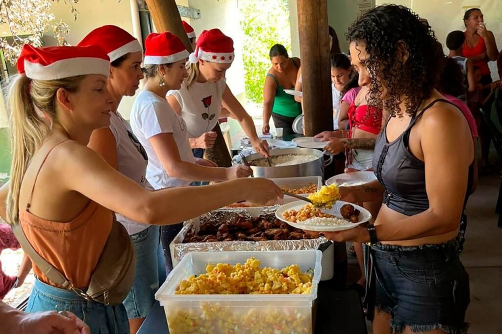 O valor da doação inclui um kit que será distribuído em dezembro e conta com os seguintes itens: uma cesta básica, um brinquedo, uma sacolinha de guloseimas, um panetone e uma proteína para a ceia. Além da entrega dos kits, um almoço especial será oferecido para famílias atendidas pela campanha.