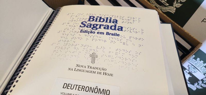 Biblioteca de Vinhedo ganha exemplar da Bíblia em braile