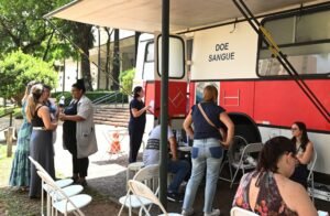Ação, das 8h30 às 12h, está sendo promovida pela Prefeitura e pelo Hemocentro. Cada doação pode salvar até quatro vidas.