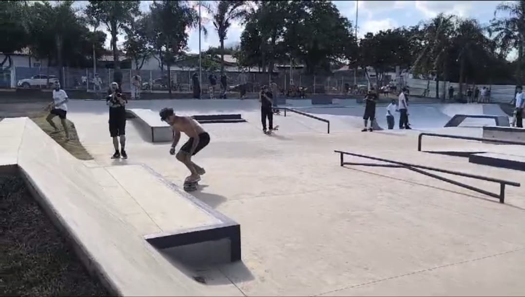Evento teste da nova pista de skate de Hortolândia tem manobras de Gustavo Scarpa