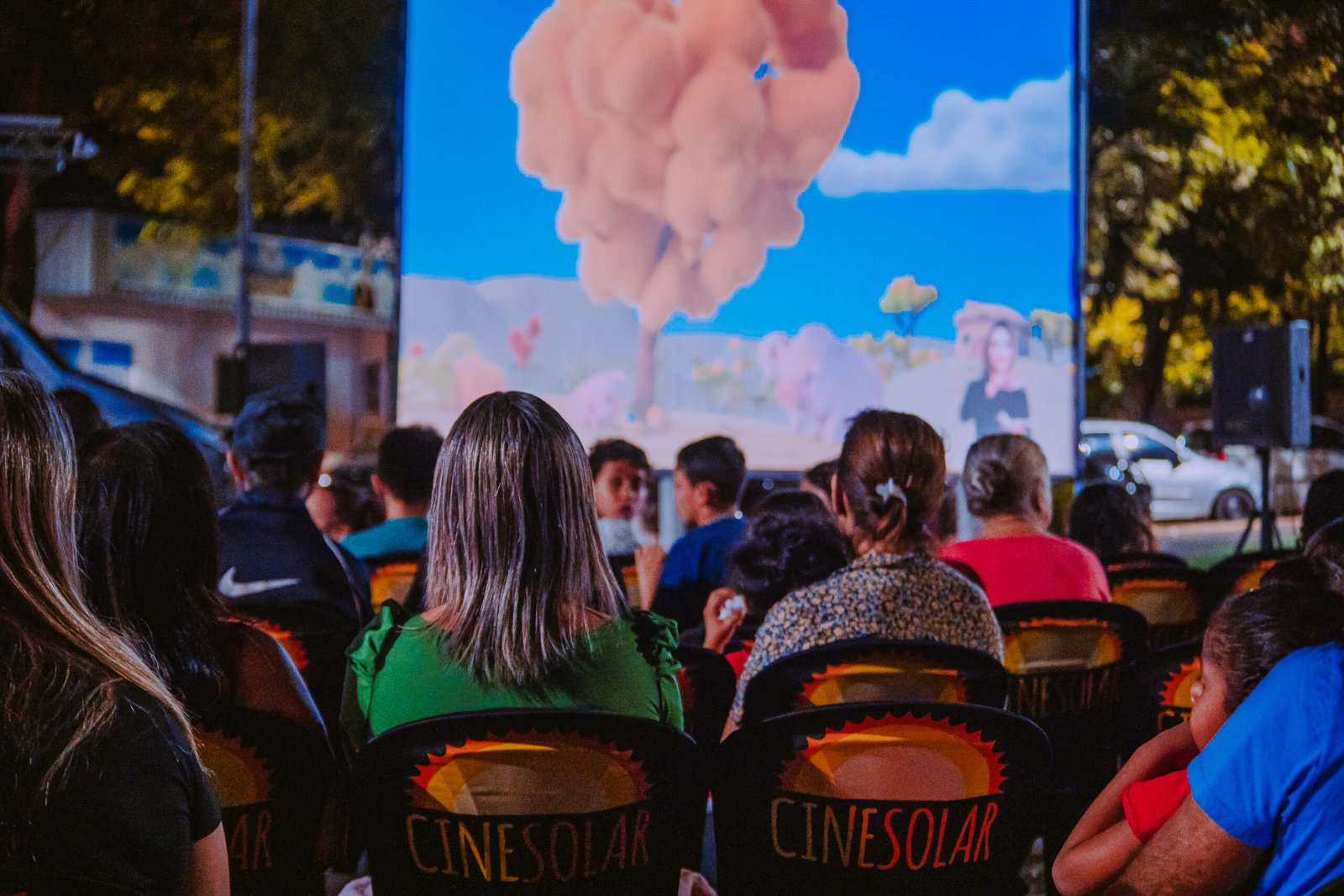 Furgão do CineSolar estaciona em Sumaré com sessões de cinema movido a energia solar