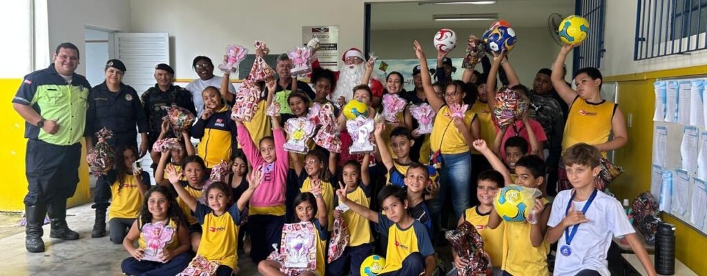 Guarda Civil presenteia crianças de escolas municipais com brinquedos em Amparo