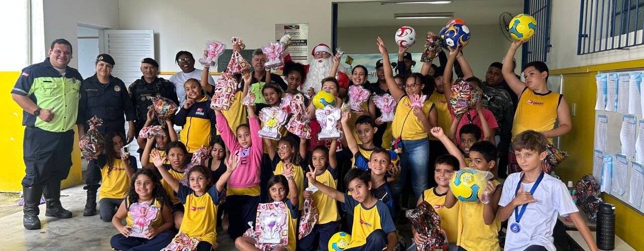 Guarda Civil presenteia crianças de escolas municipais com brinquedos em Amparo