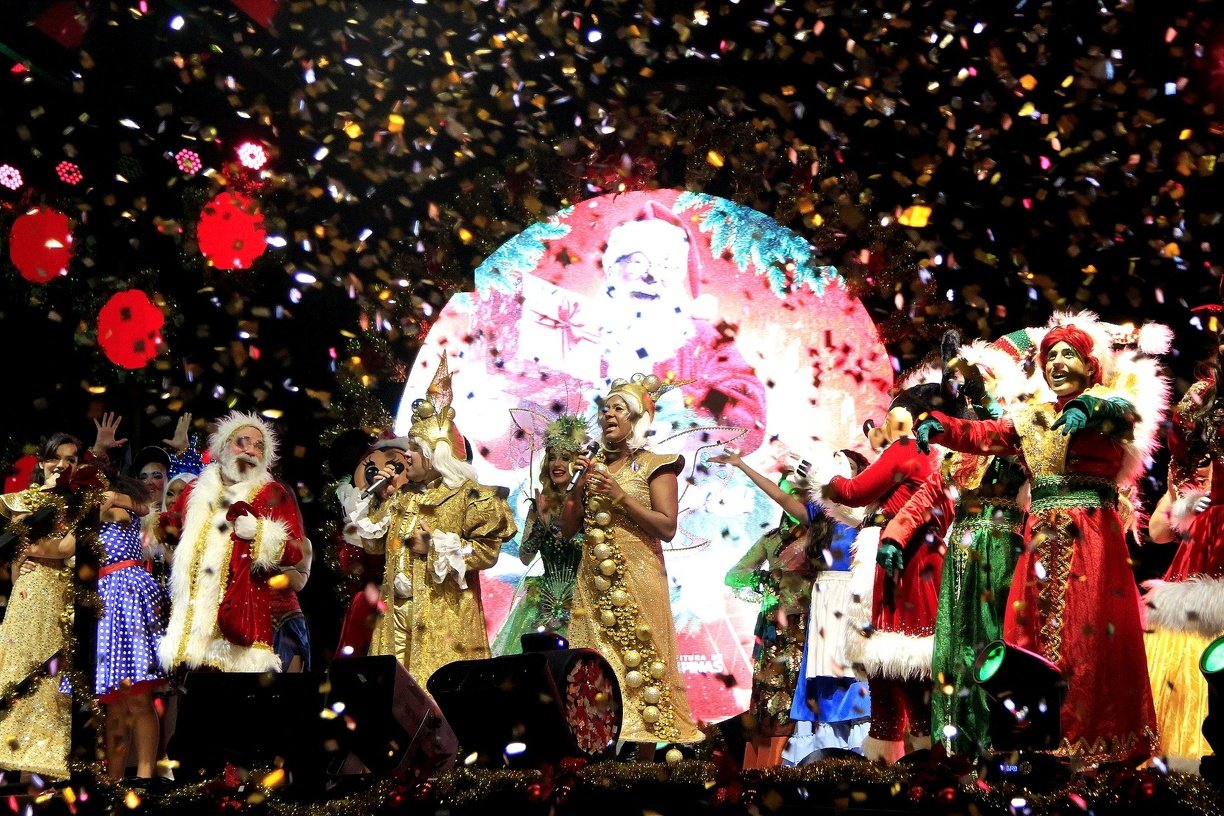 O show tem cerca de 1h30 com música, personagens da Disney (super-heróis e princesas, entre outros) e, é claro, o Papai Noel.