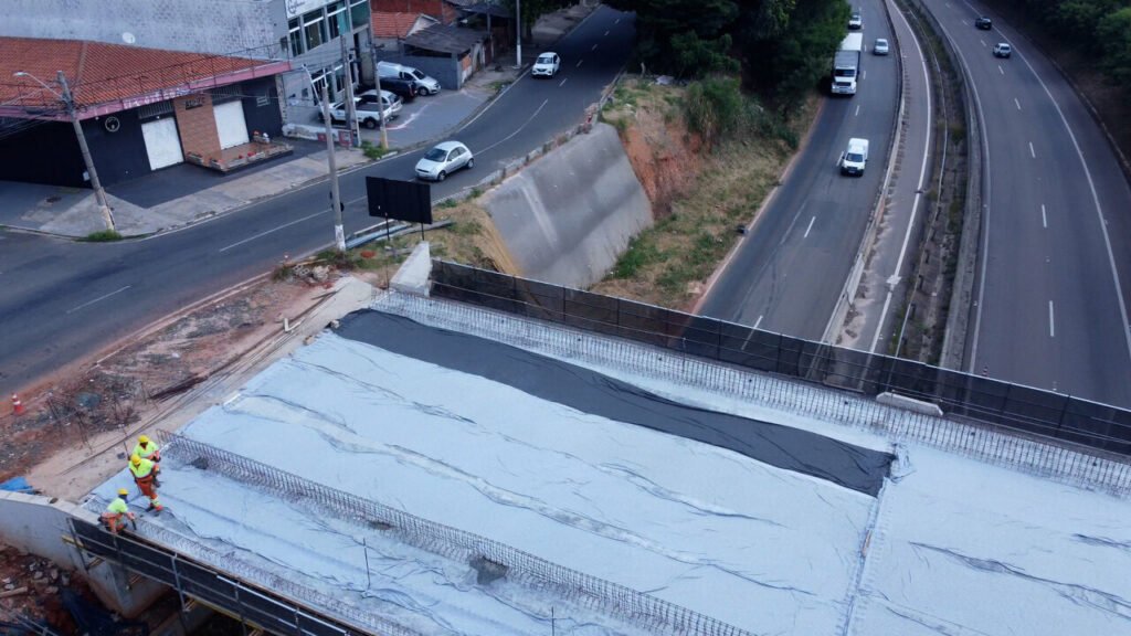 Obra do viaduto sobre rodovia SP-101, em Hortolândia, estão avançadas