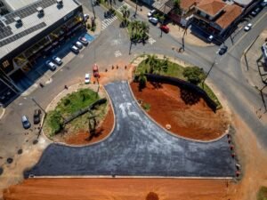 Rio Claro asfalta rotatória em nova etapa de obras na Rua 6 do Cervezão