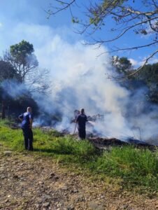 Defesa Civil combate foco de incêndio no Altos do Morumbi em Vinhedo