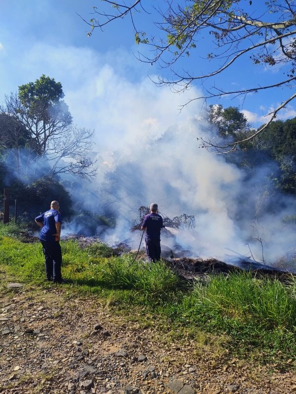 Defesa Civil combate foco de incêndio no Altos do Morumbi em Vinhedo