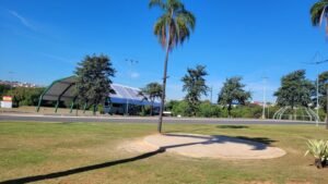 Indaiatuba terá a quarta edição da Feira Ambiental EcoPark nos dias 28 e 29 de junho. A estrutura da exposição organizada pela Secretaria de Serviços Urbanos e Meio Ambiente já está em processo de montagem ao lado da Pista de Aeromodelismo do Parque Ecológico, em frente à Prefeitura. A Feira marcará o encerramento da programação do município em comemoração ao Mês do Meio Ambiente. As atividades serão iniciadas às 9h e se estenderão até as 17h, nos dois dias do evento. As atrações serão gratuitas. Além da tradicional exposição de serviços ligados ao Meio Ambiente, a programação deste ano contará com mais parcerias e promete trazer novidades que vão agradar bastante os visitantes. Nesta edição da EcoPark a Prefeitura também apresentará os Mascotes “Guardiões da Natureza”, com personagens que ajudarão a Secretaria de Serviços Urbanos trabalhar a Educação Ambiental com as crianças, mas que também serão utilizados pela Prefeitura para tratar outros temas voltados ao público infantil. O projeto dos Mascotes Flora, Zezinho, Lixômetro, Bicho-Bem e Ventania foi idealizado por Ridault Jr, um dos criadores do Senninha. Aliás, a criançada vai ter diversão garantida nesta EcoPark. A exposição de mini animais, que é uma das atrações mais esperadas da Feira, já está confirmada. Assim como nas edições anteriores do evento, será possível fazer passeios de carretinha puxada por trator; assistir a peças teatrais e apresentação dos cães do Canil da Guarda; participar das atividades recreativas dos grupos de escoteiros; e soltar alevinos no lago do Parque Ecológico. Durante o evento também estão programadas intervenções lúdicas; atrações musicais; e doação de mudas de árvores, suculentas e hortaliças. Na exposição dos trabalhos do Meio Ambiente, o Projeto Click Árvore será o responsável pela doação das mudas de árvores e suculentas. Uma versão compacta da Usina de Biodiesel será montada no local para orientar como as pessoas podem ajudar a dar a destinação correta ao óleo de cozinha usado. A Van Laboratório do Serviço Autônomo de Água e Esgotos (Saae) mostrará como é feita a análise da água que é tratada no município. Também haverá exposição do Programa Cata Bagulho e dos projetos Bairro Limpo e Bairro Verde. A equipe do Licenciamento Ambiental ficará responsável por divulgar os trabalhos realizados dentro da Agenda Azul e Agenda Verde, e os trabalhos de educação e conservação do meio ambiente aplicados no município, baseados na legislação ambiental. Quem passar pela Feira terá a oportunidade de visitar espaços com exposições de procedimentos e equipamentos usados no trabalho de preservação da flora, em ações de podas e contenção de queimadas montados pelo Departamento de Fiscalização Ambiental e a Defesa Civil do município. O Centro de Reabilitação Animal (CRA) organizará uma feira de adoção e, em parceria com o Conselho de Proteção dos Animais (Compda), promoverá uma peça teatral para incentivar os bons tratos dos animais. A equipe do Projeto Ecobike acompanhará o passeio ciclístico na Pista de Aeromodelismo. Na ocasião, as crianças poderão conhecer as bicicletas feitas com aro de plástico reciclável e que são disponibilizadas gratuitamente para a população, por meio de empréstimo, em uma das cinco estações do projeto espalhadas pela cidade. A Casa Ecológica do Projeto Horta volta para o recinto da Feira este ano com a doação de hortaliças e orientações sobre técnicas de plantios, e como o projeto é trabalhado pela Administração Municipal. Os grupos de escoteiros Rosas dos Ventos, Indaiá e Falcão Azul promoverão atividades recreativas e de conscientização ambiental nos dois dias da Ecopark. Já estão garantidas a montagem da Ponte do Macaco, feita de madeira e sisal, e a escalada. Mais parceiros A Associação Mata Ciliar já garantiu presença no evento com seus jogos interativos e exposições, assim como a empresa Corpus, que utilizará sua Carreta Ecológica para promover atividades que reforçam a importância da reciclagem. A Secretaria Municipal de Saúde montará um estande para vacinação e testes rápidos. No sábado também terá vacinação antirrábica das 9h às 13h. A equipe de Combate à Dengue promoverá a Oficina do Mosquito, na qual as crianças construirão um cofrinho com garrafas PET. As atrações no palco montado no recinto da Feira ficarão sob o comando da Secretaria de Cultura, com apresentações das bandas Rock`n Roça, Dadyna e Attom; Orquestra de Viola Caipira; Felipe Delafiori e Giulia Agg. Para a Praça de Alimentação, a Prefeitura contará com o apoio das entidades assistenciais Bolha de Sabão, Atos 4, Associação Deficientes Visuais de Indaiatuba (ADVI) e Comunidade Farol, que cuidarão das barracas de pastel; hot-dog; bolo de milho e cural; lanche de linguiça e chope, sucos e refrigerantes. As entidades de proteção animal Aprai e Focinho Amigo, cuidarão das barracas de doces, sorvetes, milho, espetinhos de chocolate e maçã do amor. O secretário de Serviços Urbanos e Meio Ambiente, Guilherme Magnusson, informou que ainda aguarda a confirmação de algumas parcerias que devem incrementar a programação da Feira. “Ainda estamos formalizando algumas parcerias que ainda devem resultar em novidades na programação deste ano”, explicou. Indaiatuba inicia montagem de estrutura para a quarta edição da Feira Ambiental EcoPark