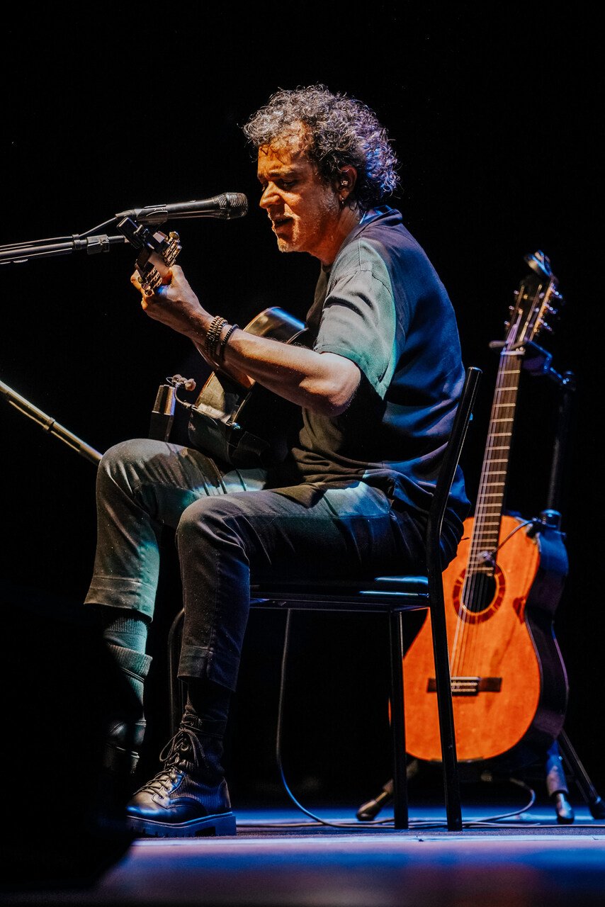 Paulinho Moska faz show em Hortolândia com violões feitos com madeira do incêndio do Museu Nacional